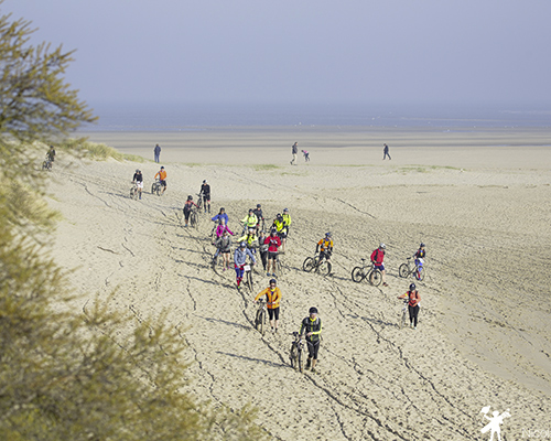 Des partcipants du touquet raid pas de calais sur les plage du touquet à vélo