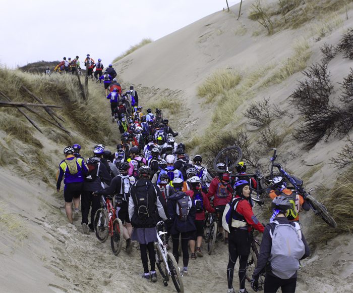 les équipes du touquet raid pas de calais dans les dunes du la plage du touquet sur l'étape vélo